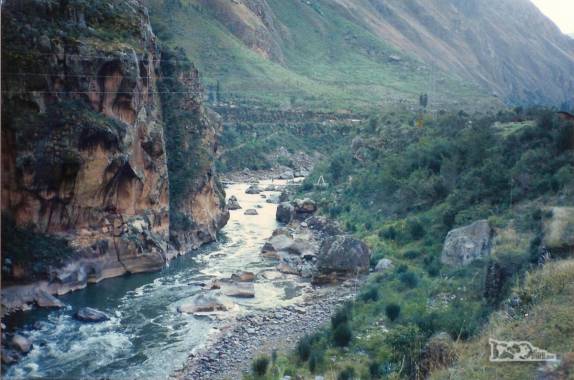 A famosa ponte sobre o rio Urubamba, no quilômetro 88 da ferrovia para Aguas Calientes onde se inicia o caminho inca para Machu Pichu (foto de Julho de 1990)